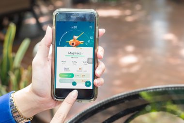 Nakhonratchasima Tayland 6 Eylül 2016: Pokemon gitmek app, bir f