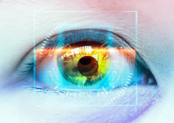 Close-up van kleurrijke oog. futuristische scan. High Technologies — Stockfoto