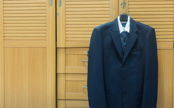 Hombres traje chaqueta colgando en armario armario . — Foto de Stock