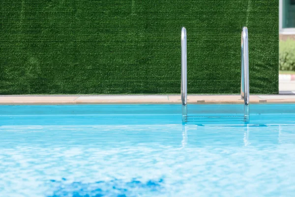 Piscina no jardim no parque . — Fotografia de Stock