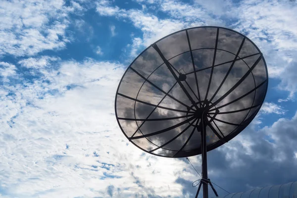 Satélite no telhado ao ar livre o céu . — Fotografia de Stock