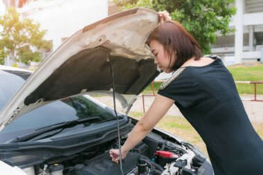 Genç kadın kırık arabası tamiri ile kontrol.