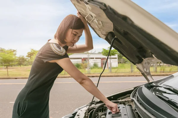 Jovem verificando com reparar seu carro quebrado . — Fotografia de Stock