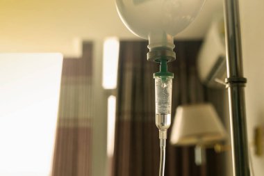 Hasta ve infüzyon pompa h için tuzlu çözüm damla kapatın