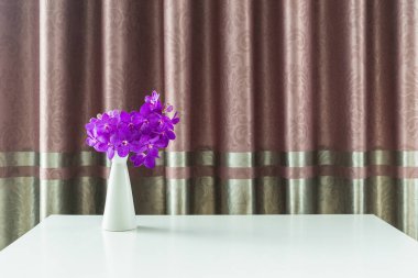 Bazı arka plan ile tabloda bir Vazoda Çiçekler.