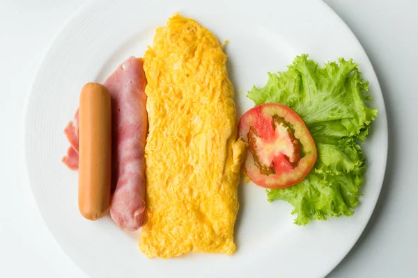 Frühstück mit Omelette mit Tomaten und Gemüse auf Gericht. — Stockfoto