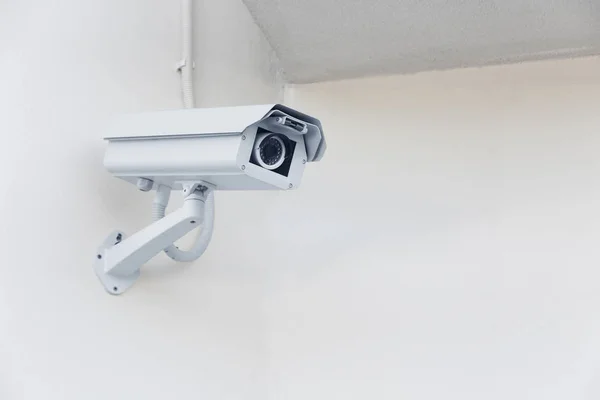 Primer plano Cámara de seguridad CCTV en el edificio de oficinas . —  Fotos de Stock