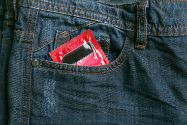 Prezervatif paket arkada kot pantolon cebinde. HIV korumak ve dünya a