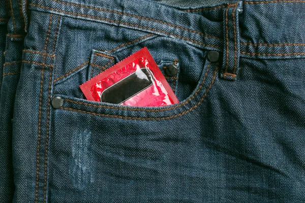 Пакет презервативов в джинсах. Защита от ВИЧ и для мира А — стоковое фото