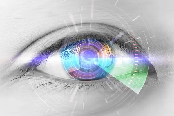 Ogen van technologieën in de futuristische close-up. : oog cataract — Stockfoto