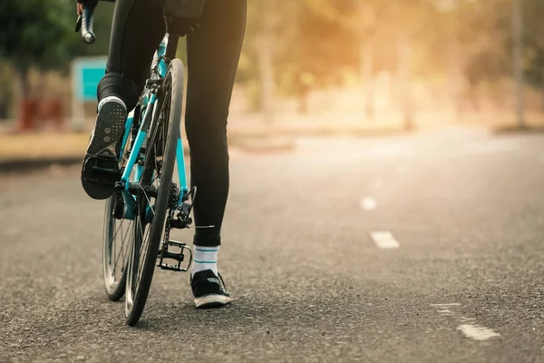 ผู้หญิงบนจักรยานบนถนนในสวนสาธารณะ . — ภาพถ่ายสต็อก