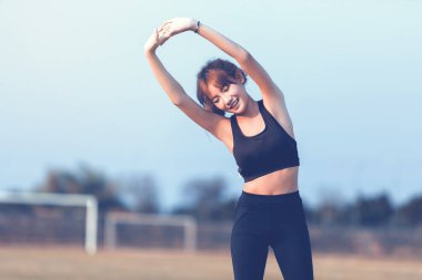 Kadın atlet germe egzersiz yaparak sabah w için hazırlanıyor