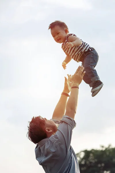 Gelukkig vreugdevolle vader die plezier gooit omhoog in de lucht kind. Vaderdag. selectieve aandacht — Stockfoto