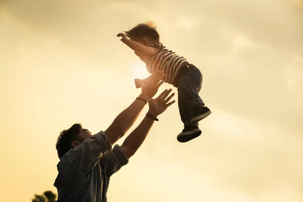 Gelukkig vreugdevolle vader die plezier gooit omhoog in de lucht kind. Vaderdag. selectieve aandacht — Stockfoto