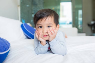 Sabahleyin yatakta yatarken pijama küçük boy.