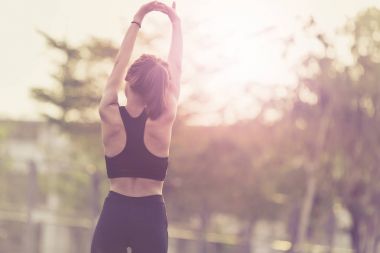 Spor ve aktiviteler kavramı. Germe egzersiz kadın üstün