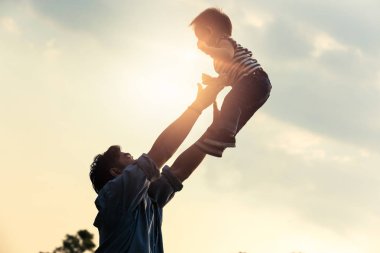 Babalar günü. Ai eğleniyor mutlu neşeli baba atar