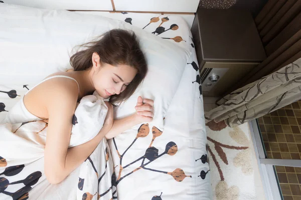Giovane asiatica che dorme nel suo letto, sta riposando con gli occhi c — Foto Stock