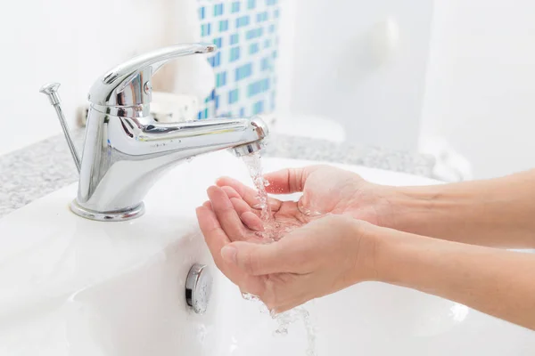 Higiene. Limpieza de manos con agua. Lavarse las manos en el fregadero . — Foto de Stock