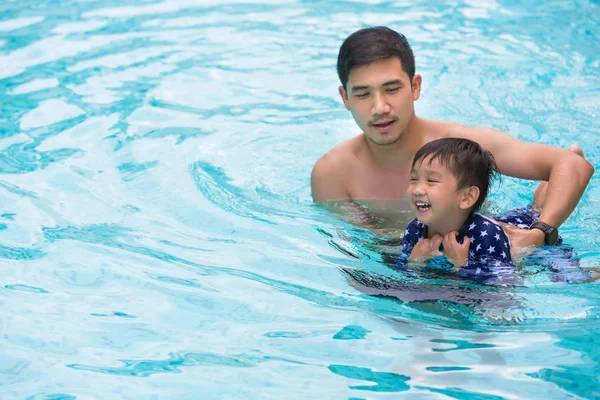 Spielfreudiger Vater und Sohn haben Spaß im Wasser. — Stockfoto