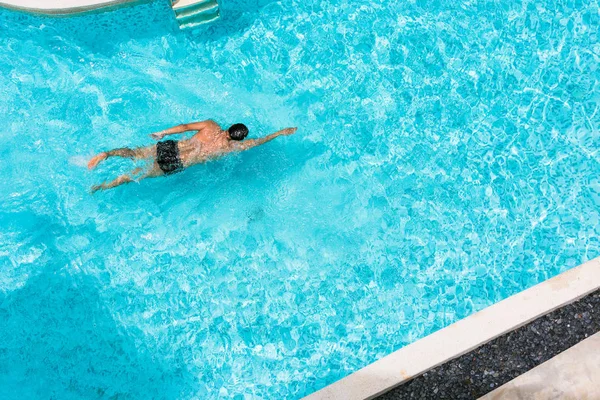 Vista superior de um homem na piscina . — Fotografia de Stock