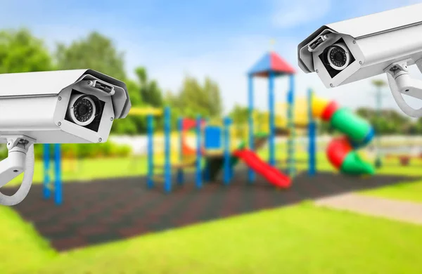 Aire de jeux CCTV sur la cour dans le parc . — Photo