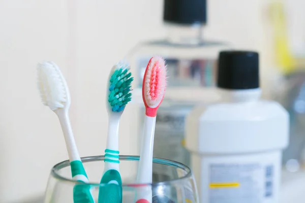 Escova de dentes na casa de banho limpa. Conceito odontológico . — Fotografia de Stock