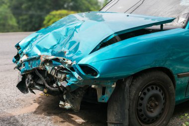 Açık yeşil araba yolda kaza hasar.