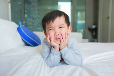 Sabahleyin yatakta yatarken pijama küçük boy.