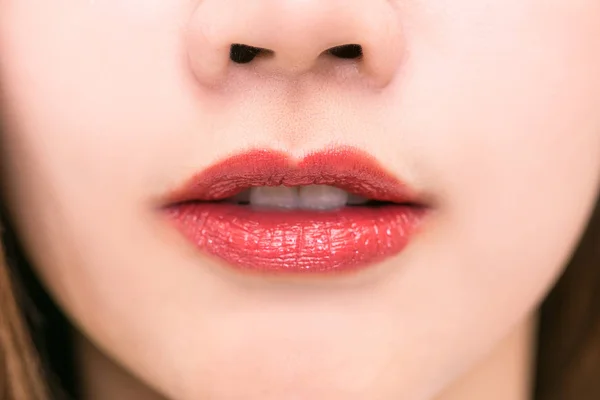Detalle de maquillaje de labios rojos de belleza de primer plano. lápiz labial o brillo de labios . —  Fotos de Stock