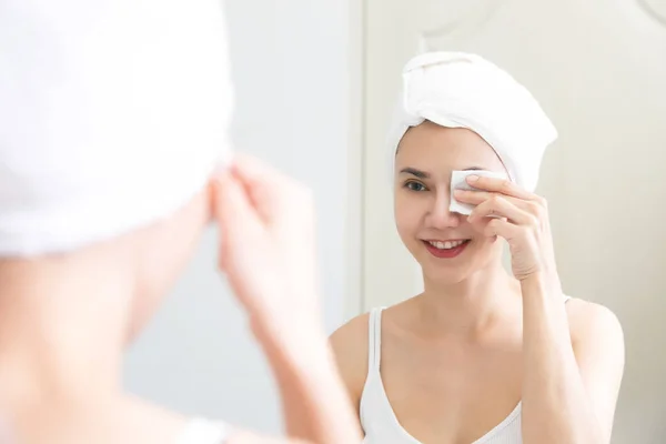 Menina fresca saudável removendo maquiagem de seu rosto com almofada de algodão — Fotografia de Stock
