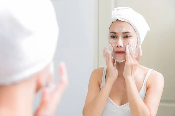 Mujer asiática limpiando la piel de la cara disfrutar de sí misma con limpieza de burbujas — Foto de Stock