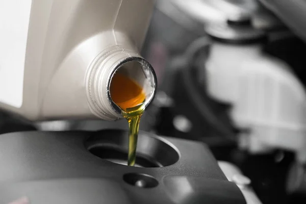 Close up, Versare olio motore al motore dell'auto . — Foto Stock