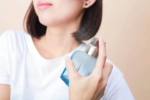 Chica con perfume, joven hermosa mujer sosteniendo botella de perfu —  Fotos de Stock