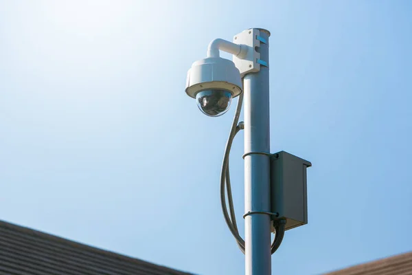 Cúpula cámara de tecnología CCTV en el cielo . —  Fotos de Stock