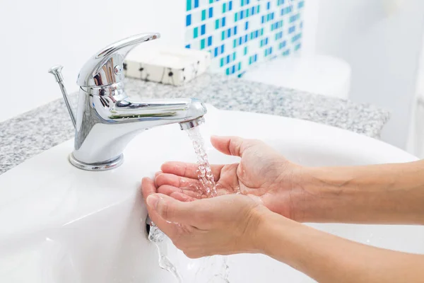 Higiénia. A kézmosásra vízzel. Mosás kezet a mosdó. — Stock Fotó