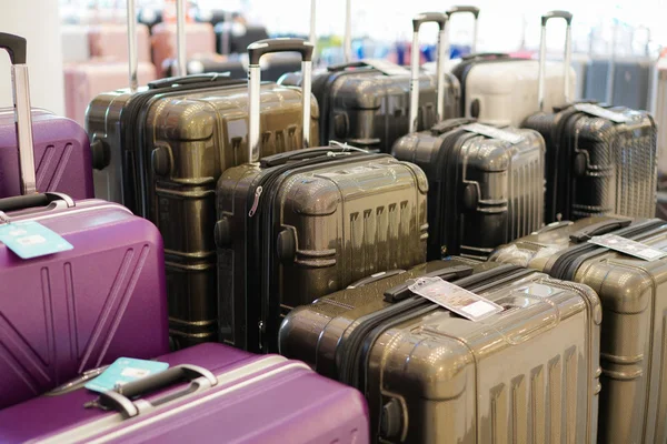 Багаж много больших чемоданов рюкзаки и дорожная сумка . — стоковое фото