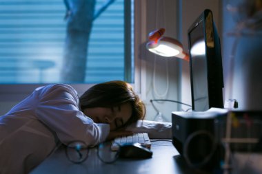 Ofis Masası onu laptop ile çalışan uykulu yorgun kadın. EY