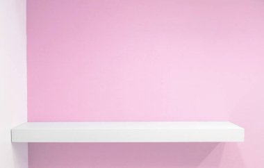 Boş beyaz Dükkanı raf, pembe antika arka plan üzerinde perakende raf.