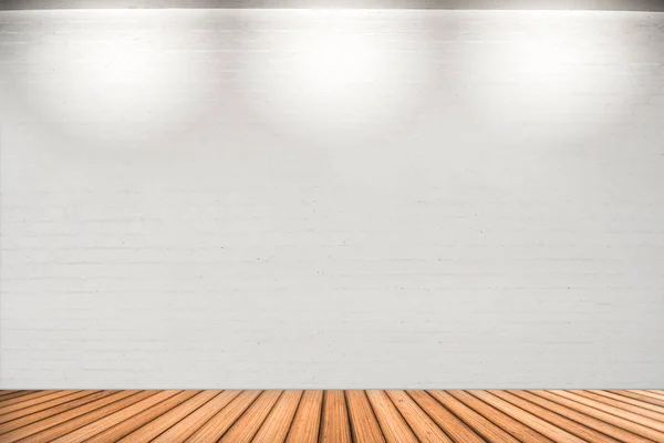 Leere weiße Wand mit 3 Scheinwerfern und Holzboden. — Stockfoto