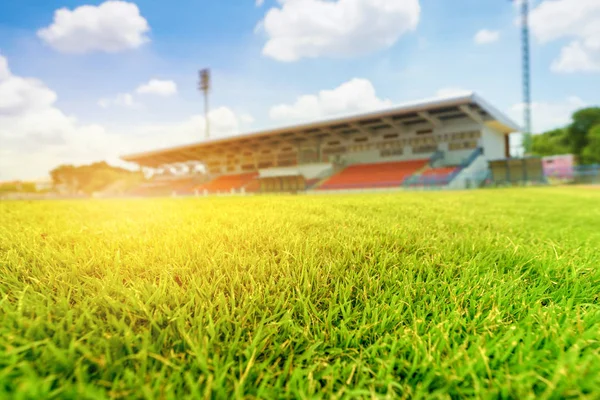 Hierba verde en el estadio de fútbol con destello de luz . — Foto de Stock