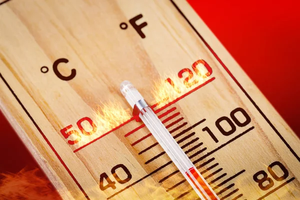 Närbild trä termometer skala 40 grader. Varm sommardag. — Stockfoto