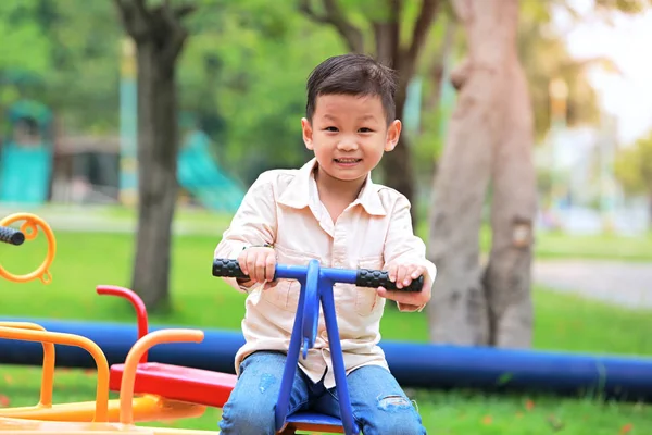 Criança brincando de carrossel no parque com feliz e sorridente . — Fotografia de Stock