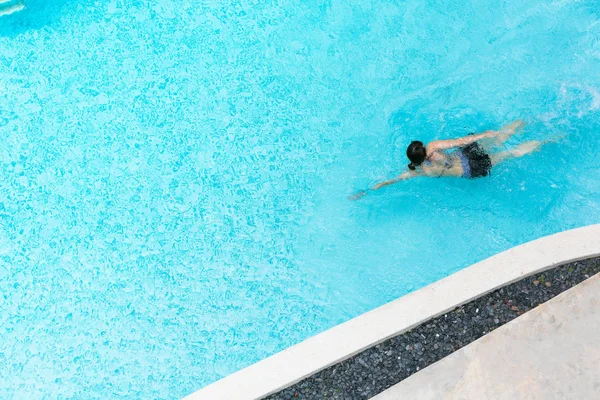 Vista superior de uma mulher na piscina. tempo de descanso — Fotografia de Stock