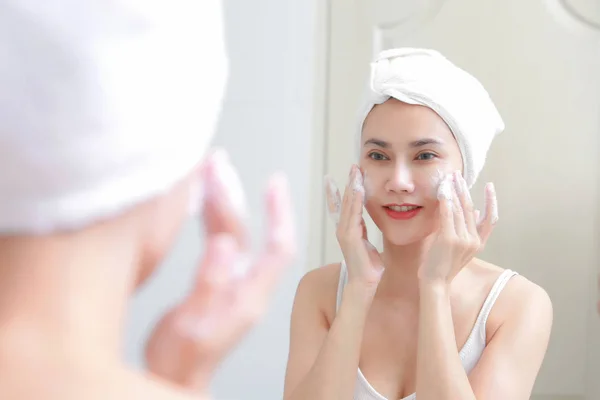 Asiatique femme nettoyage visage peau profiter elle-même avec bulle cleansi — Photo