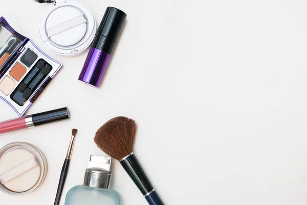 Close up de maquiagem coisas conjunto cosmético. vista superior — Fotografia de Stock