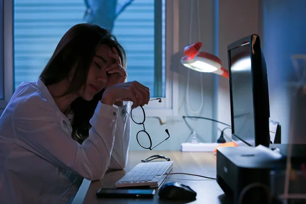 Evde Ofis Masası oturan genç stresli kadın portresi. Hedef