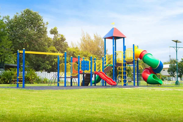 Colorido parque infantil en el patio en el parque. — Foto de Stock