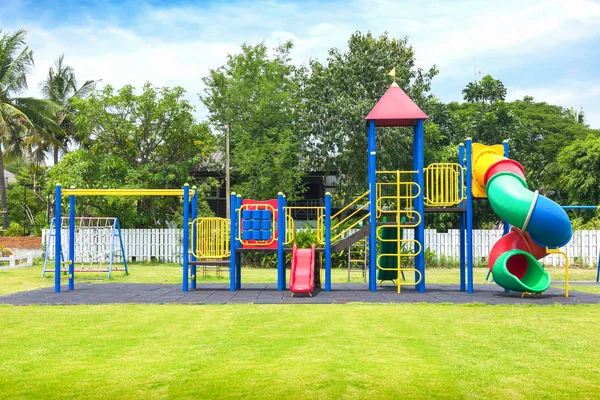 Colorido parque infantil en el patio en el parque. — Foto de Stock