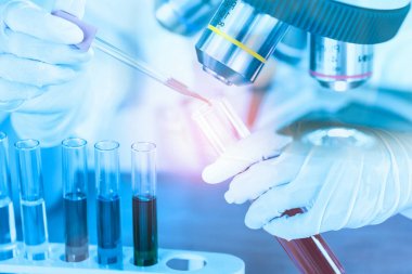 Emek üzerinde test tüpü kullanarak kadın tıbbi ya da bilimsel araştırmacı
